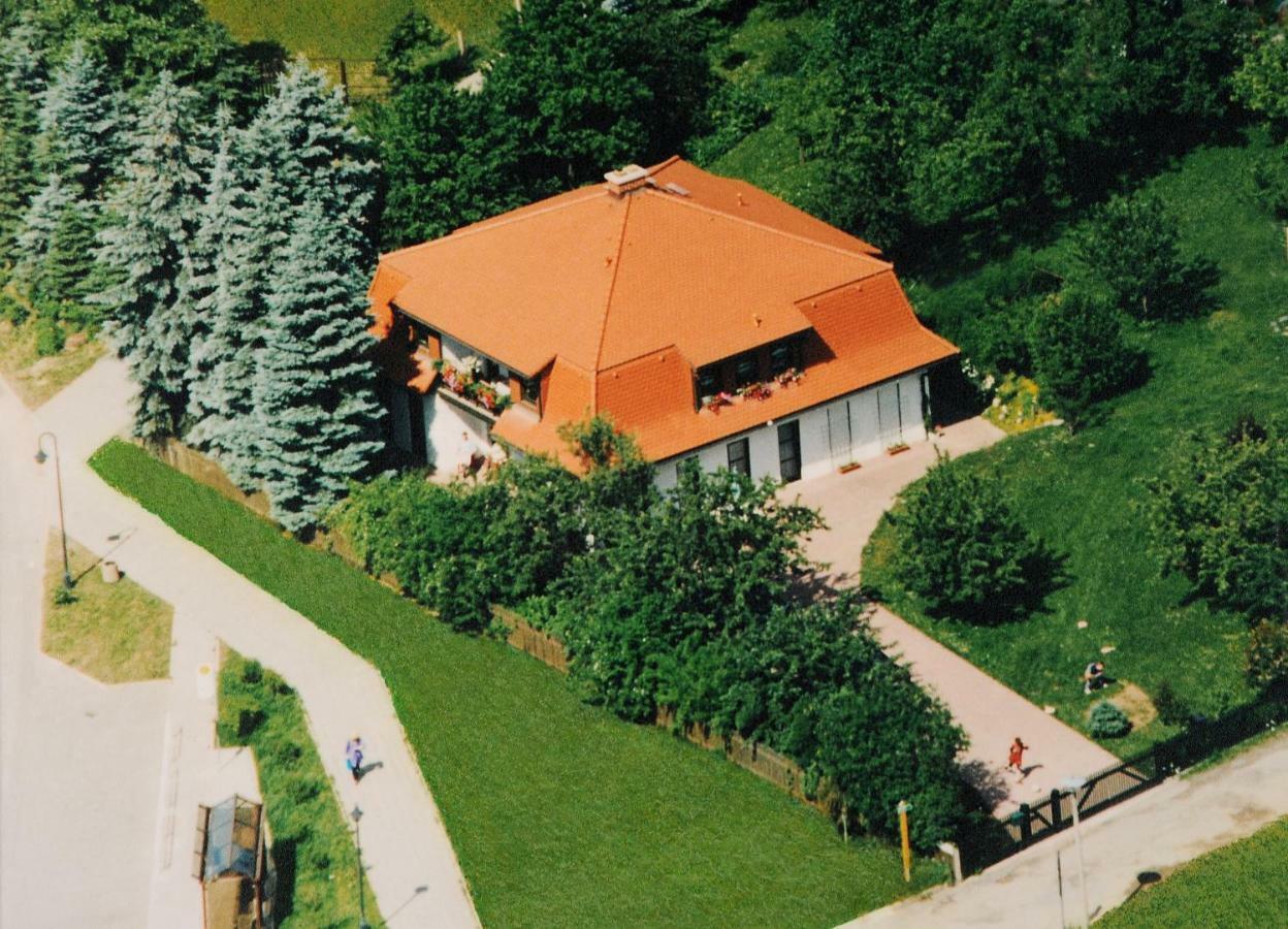 Ferienwohnungen Elsterblick บัดเอลสเตอร์ ภายนอก รูปภาพ